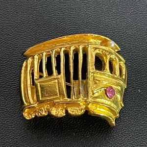 Mementos Trolly Brooch